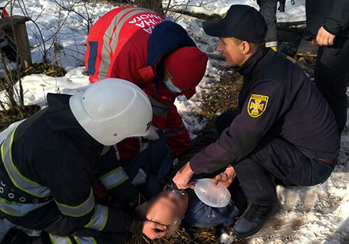 Славутські рятувальники реанімували 76-річного власника палаючого будинку