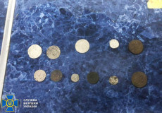На Хмельниччині колекціонер намагався продати за кордон раритетні монети на 1 млн грн