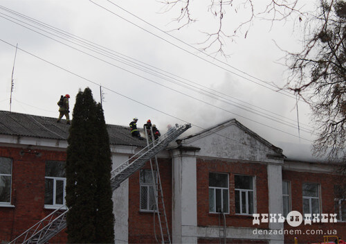 У Шепетівці горить корпус, де лікують ковідних хворих