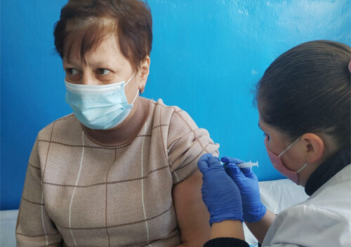 У Білогір’ї першими від коронавірусу вакцинувалися медики