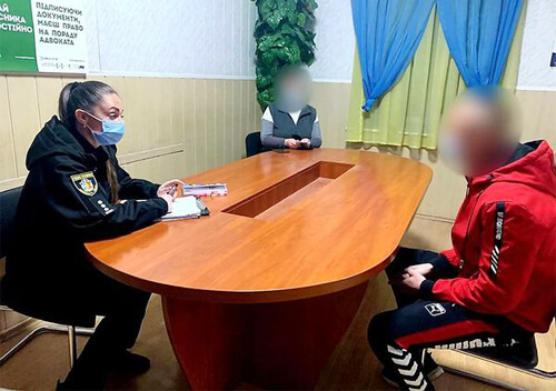 На Хмельниччині до поліції потрапили хлопці, які зривали тюльпани з міської клумби та похвалилися цим у соцмережі