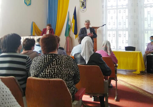 У Шепетівському районі зібралися селяни, бо священик хоче привати­зувати недільну школу