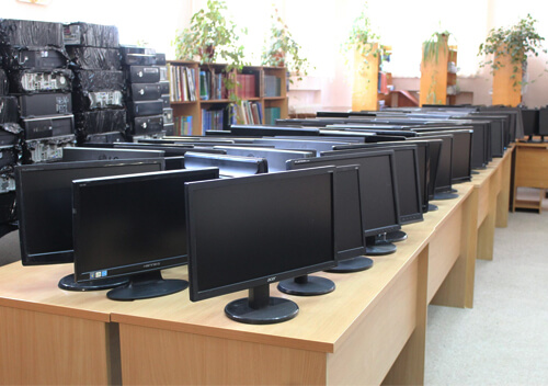 Передали 300 комп'ютерів сільським бібліотекам тергромад Хмельниччини