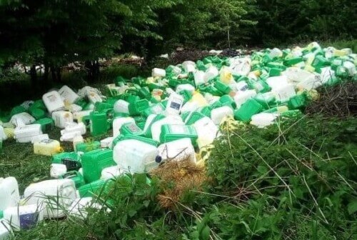 Схрон пластикових каністр знайшли в лісі на Хмельниччині