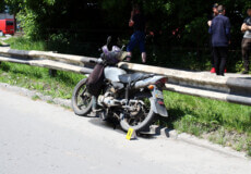 У Шепетівці біля цукро­вого збили мотоцикліста