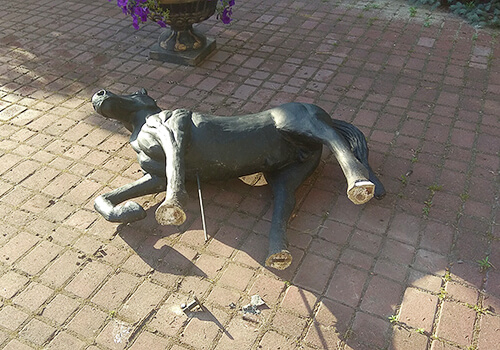 Трагедія спіткала одну зі статуй коней у Славуті