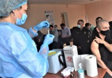 Шепетівські поліцейські щепилися вакциною «Коронавак»