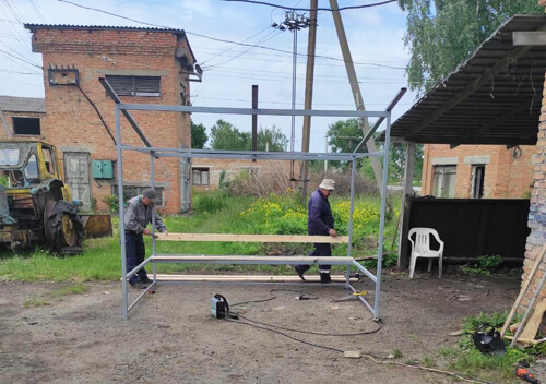 У селі Шепетівського району за сприяння депутатки встановили нову автобусну зупинку