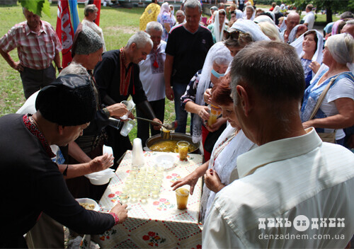 У Шепетівці з нагоди річниці Хрещення Київської Русі козаки частували парафіян кулішем