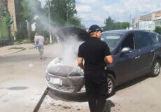 У Шепетівці в центрі міста під час руху загорілася автівка буковинця