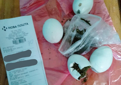 До Хмельницького слідчого ізолятора потрапили яйця із сюрпризом
