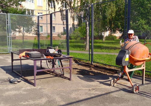 Нетішинські комунальники встановили нові вуличні тенісні столи