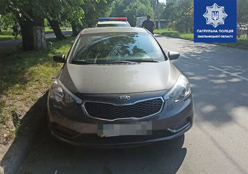 У Хмельницькому поліція шукає, хто пошкодив автомобіль Kia Cerato