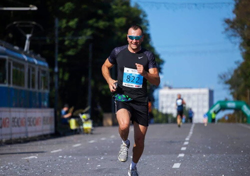 Встановив власний рекорд: охоронець суду з Хмельниччини пробіг 21 кілометр