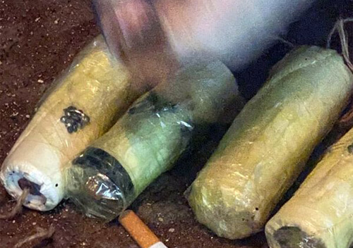 Саморобні пістолети, наркотики у відрі, баночках та згортках знайшли у молодика на Хмельниччині