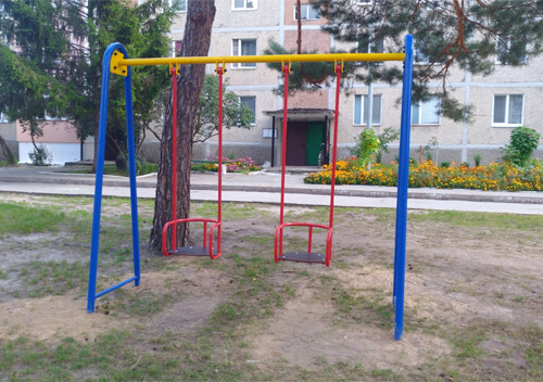 У Нетішині за кошти місцевого бюджету встановлюють дитячі майданчики та гойдалки