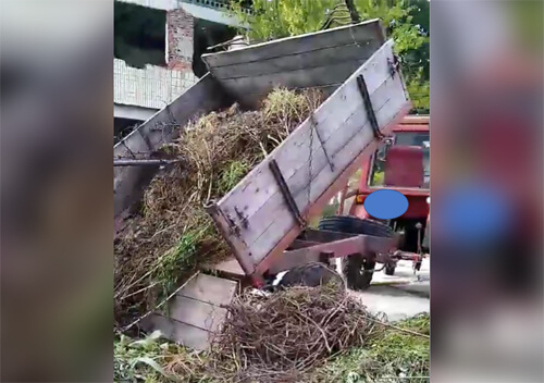 У Славуті оштрафували чоловіка, який викинув причеп сміття у непризначеному місці
