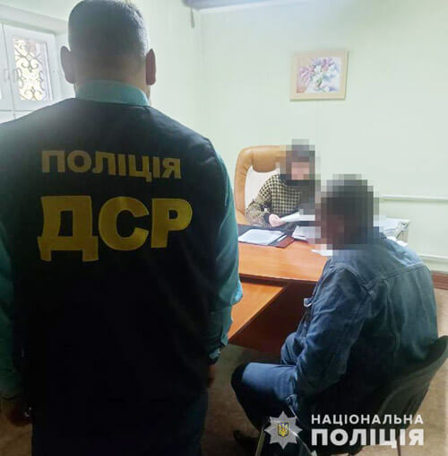 На Хмельниччині посадовці райради та облавтодору систематично отримували хабарі від «чорних» лісорубів