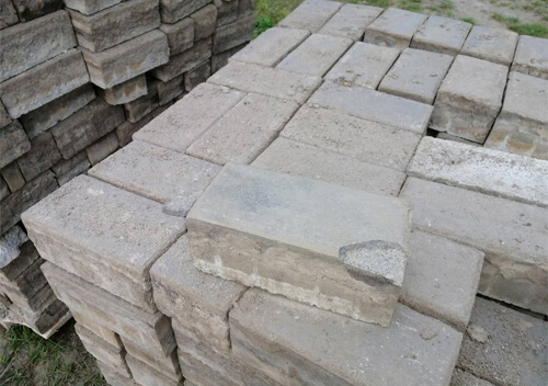 У Славуті підрядники за власний кошт замінюють бруківку