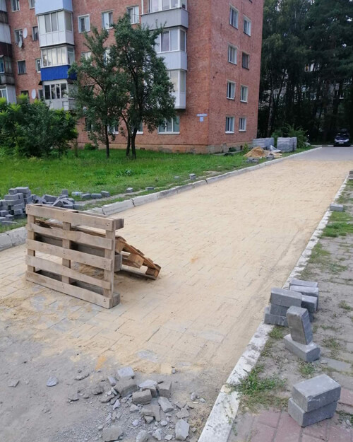 У Славуті підрядники за власний кошт замінюють бруківку