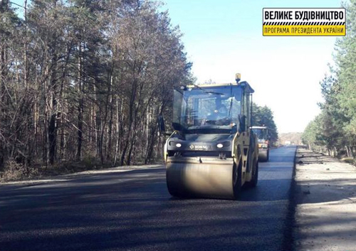 Поблизу Славути дорожники влаштовують верхній шар покриття