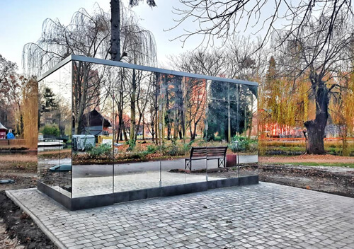 У Хмельницькому парку встановили дзеркальну вбиральню