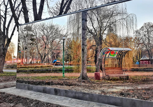 У Хмельницькому парку встановили дзеркальну вбиральню