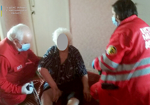 На Шепетівщині жінка викликала рятувальників до бабусі, яка благала про допомогу