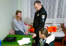 На Шепетівщині полісмени виявили п’яних дівчат у гуртожитку