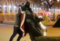 На Хмельниччині п’яний чоловік напав на скульптуру бика