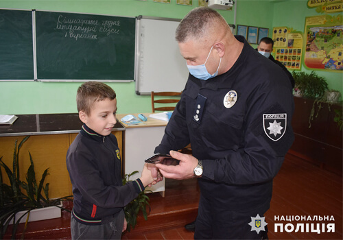 Полковник поліції подарував смартфон хлопчику, який загубився восени у лісі на Шепетівщині