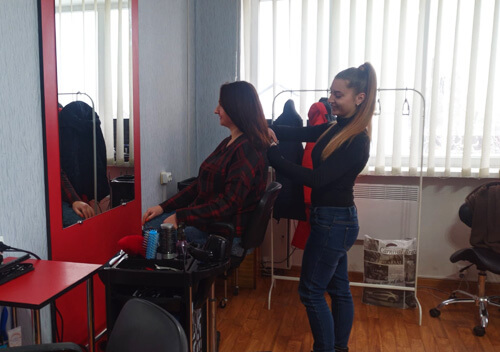 На Шепетівщині у новій сільській перукарні започаткували благодійну ініціативу