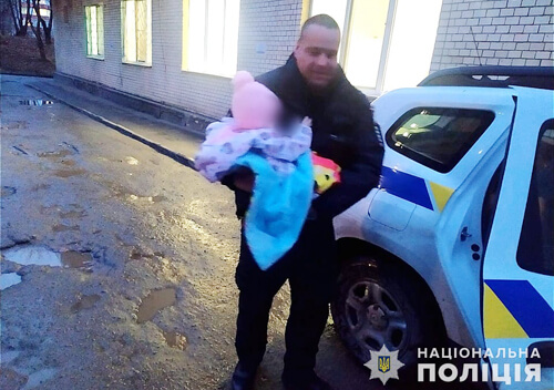 Поліцейський офіцер громади довіз півторарічну дитину до Хмельницької лікарні