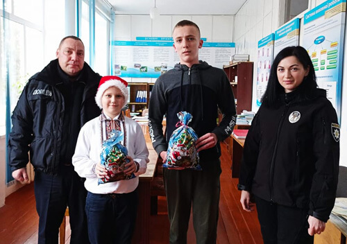 На Шепетівщині привітали зі святами дітей загиблого правоохоронця