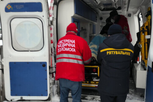 У Шепетівському районі рятувальники надали допомогу працівникам «швидкої» у транспортуванні хворого