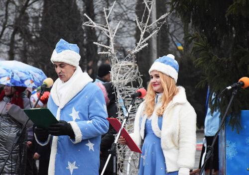 Цьогоріч вже засяяли новорічні ялинки в більшості громад Шепетівщини