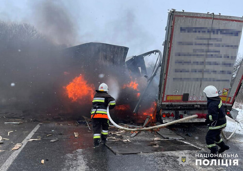 На Хмельниччині внаслідок ДТП загорілися вантажівки: один водій загинув