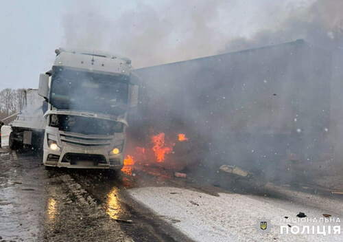 На Хмельниччині внаслідок ДТП загорілися вантажівки: один водій загинув