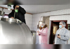 На Ізяславщині перевіряли молоко на пестициди
