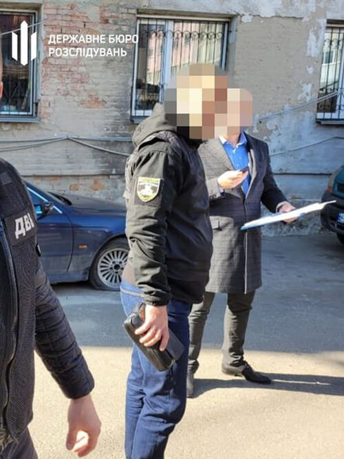 ДБР Хмельниччини розшукують колишнього полісмена, який для продажу викрав авто, що було речовим доказом