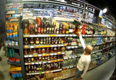 Шепетівчанин викрадав у супермаркетах елітні напої та продукти: загалом – 18 разів