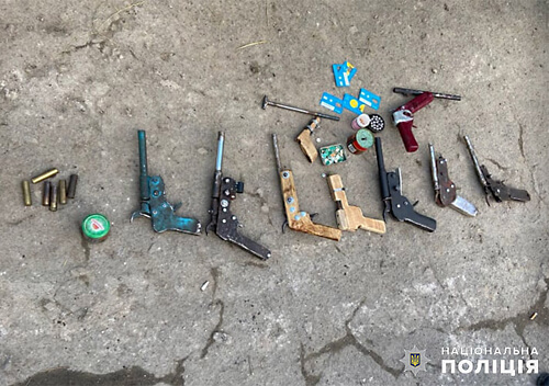 На Старокостянтинівщині у пенсіонера з проросійськими поглядами вилучили арсенал саморобної зброї