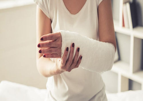 Жінці, яка послизнулася в магазині і зламала руку, власники повинні виплатити кошти