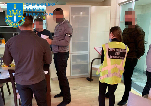 На Хмельниччині чоловік підробляв міжнародні сертифікати про вакцинацію