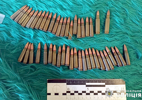 На Хмельниччині поліцейські вилучили незареєстрований арсенал зброї