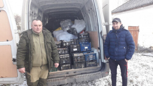 На Хмельниччині громада на фронт відправила 600 банок тушкованої риби