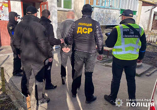 Громадянин росії, який мешкав у Славуті, організував злочинну групу: поліція вилучила наркотики та зброю