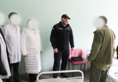 Начальник Хмельницької ОВА подарував пораненин пацієнтам лікарні повербанки