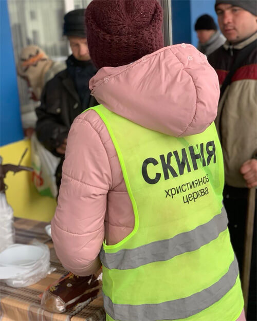 На Шепетівському вокзалі продовжують годувати безхатьків