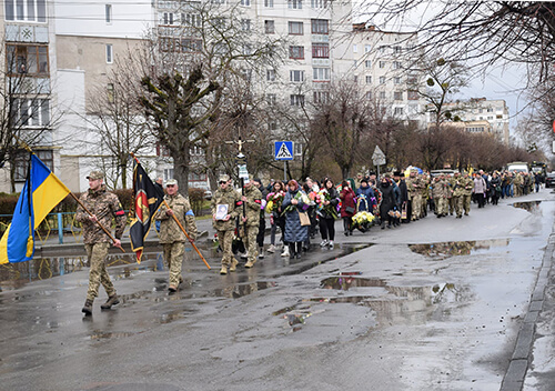 У Шепетівці небо плакало дощем, коли прощалися з молодою Героїнею Ольгою Тимошенко